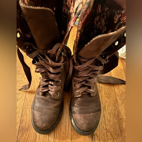 Dr. Martens Women's Triumph 1914 W 12-Eye Dark Brown Wyoming - Picture 3 of 5